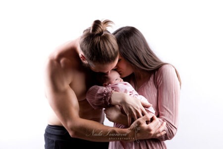 Photographe Nana Ivanova Bebe De Clermont Herault Sur Fond Beige Avec Les Parents