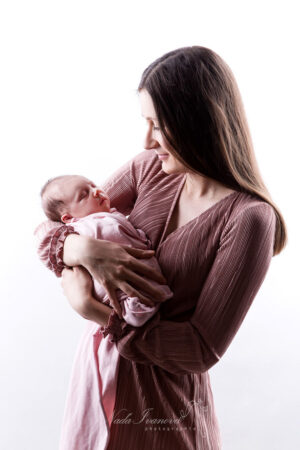 Photographe Nana Ivanova Bebe De Clermont Herault Sur Fond Beige Dans Les Bras De Maman