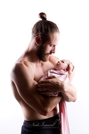 Photographe Nana Ivanova Bebe De Clermont Herault Sur Fond Beige Dans Les Bras De Papa