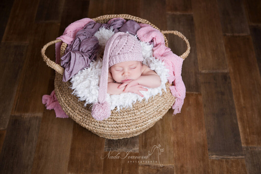 Photographe Nana Ivanova Bebe De Clermont Herault Sur Fond Beige Dans Un Pannier Avec Wrap Rose