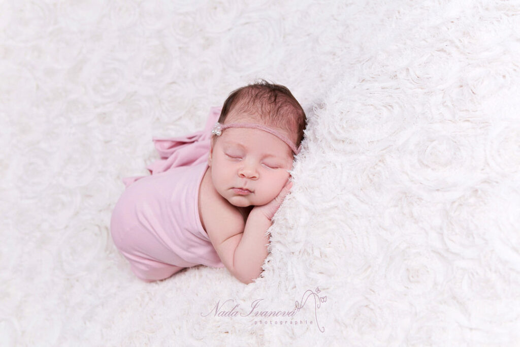 Photographe Nana Ivanova Bebe De Clermont Herault Sur Fond Beige Dans Un Wrap Rose