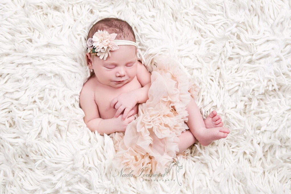 Photo De Bebe A Agde Par La Photographe Nada Ivanova Sur Une Fourure Blanche