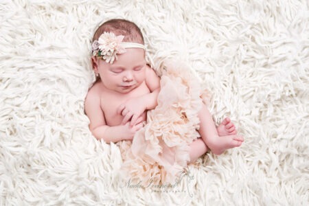 photo de bebe a agde par la photographe nada ivanova sur une fourure blanche