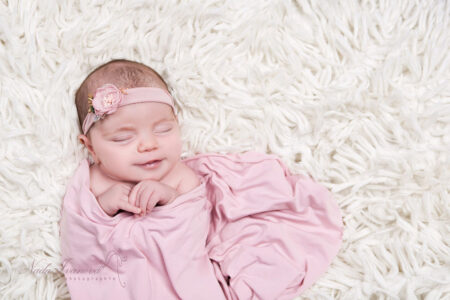 photographe bebe beziers dans du rose