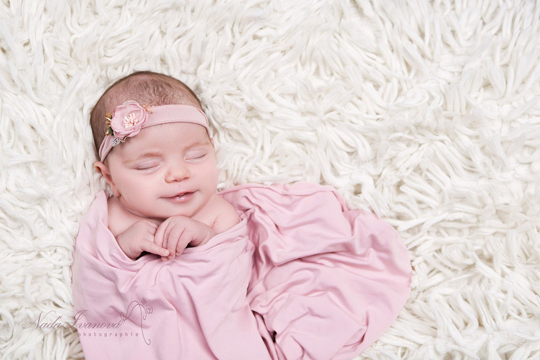 Photographe Bebe Beziers Dans Du Rose