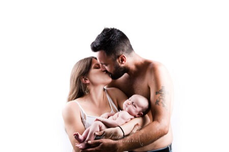 Photographe Bebe Beziers Dans Les Bras Des Parrents