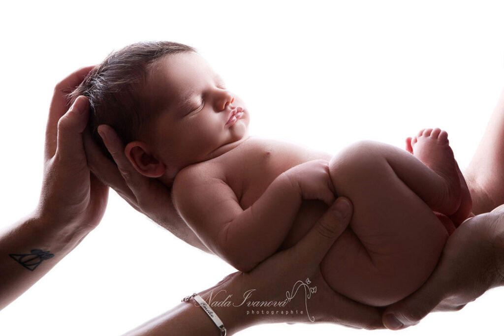 Photographe Bebe Montpellier Dans Les Mains Des Parents