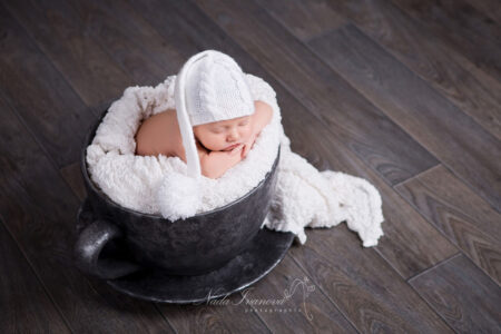 photographe bebe montpellier dans une tasse geante