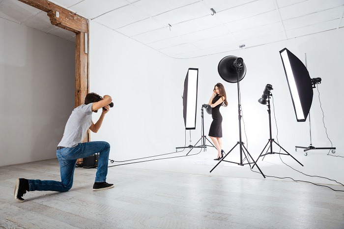Photographe Dans Un Studio Avec Un Modelle