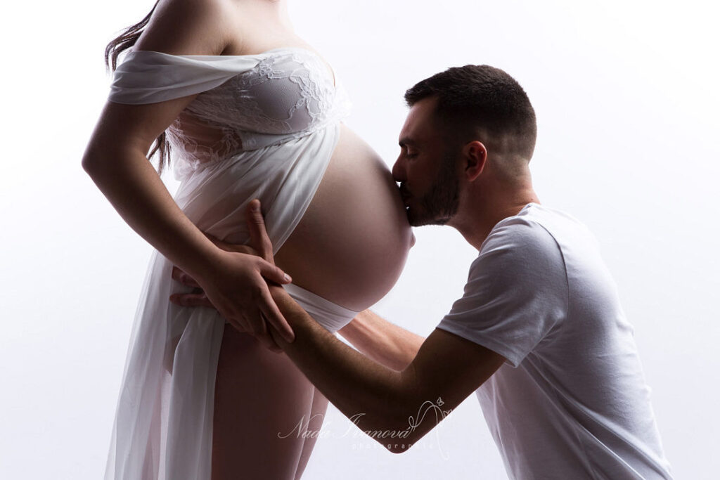 Photo De Grossesse Le Papa Fait Un Bisou Sur Le Ventre Par Nada Ivanova