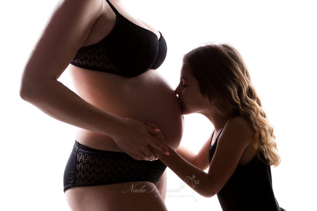 Petite Fille Embrasse Le Ventre Le Ventre De Sa Maman Enceinte De Ca Future Petite Soeur