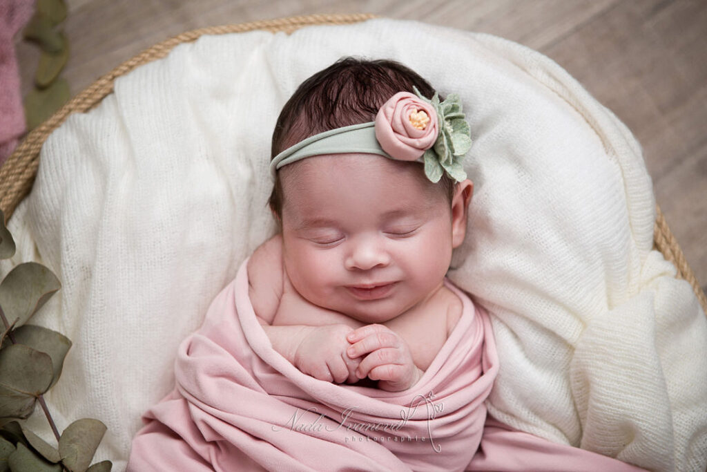 Photo De Nouveau-Né Qui Dort Sur Le Dos
