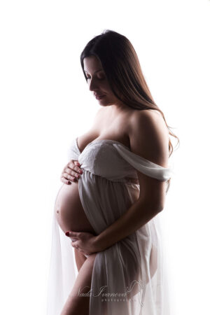 Photographie De Femme Enceinte Dans Une Robe Blanche