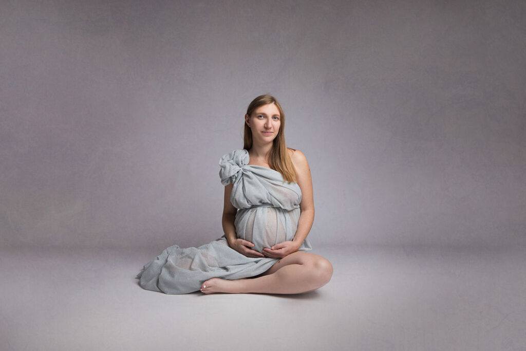 Une Femme Enceinte Assise Sur Le Sol