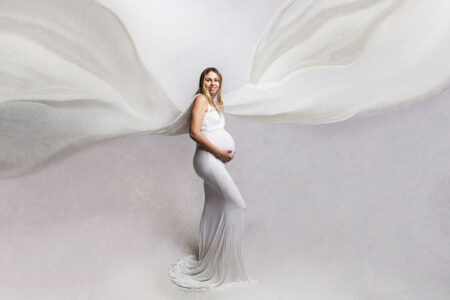 Photographie De Femme Enceinte Dans Une Robe Blanche Avec De Grand Voile