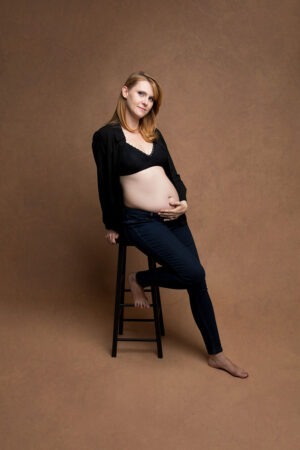 Photographie De Femme Enceinte Assise Sur Un Tabouret De Bar