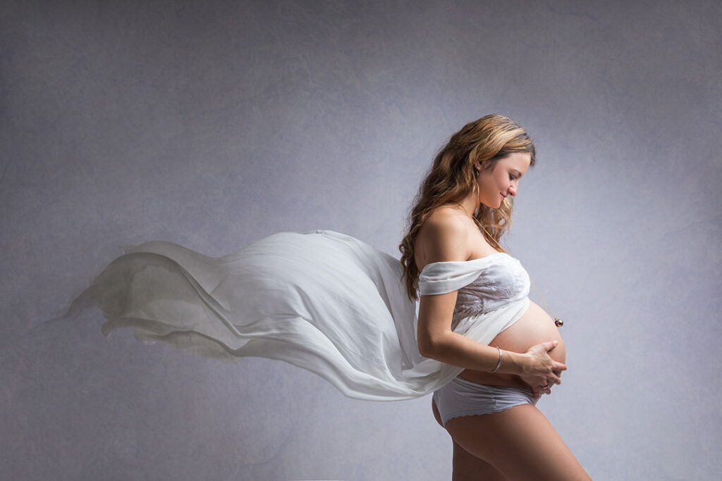 Photographie Femme Enceinte Avec Un Voile Blanc Qui Vole Au Vent