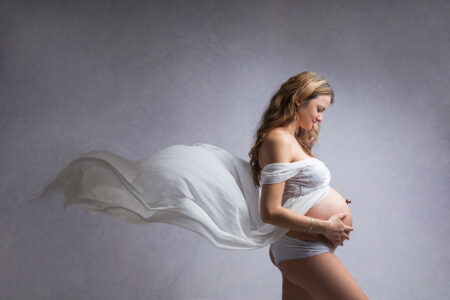 Photographie Femme Enceinte Avec Un Voile Blanc Qui Vole Au Vent