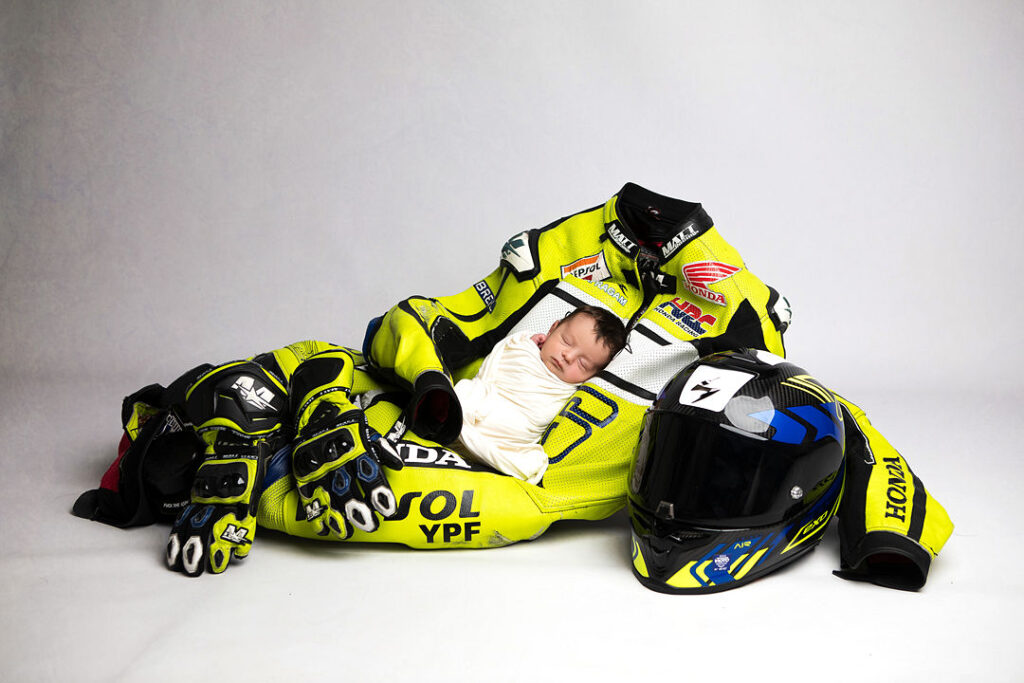 Bébé Qui Dort Sur Une Tenue De Moto