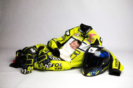 Bébé Qui Dort Sur Une Tenue De Moto