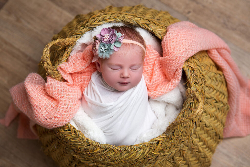 Bébé Dans Un Panier En Fibre Naturelle