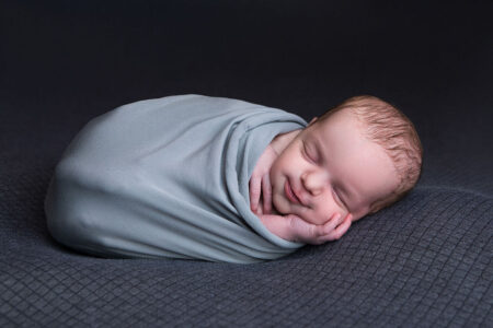 Bébé Emmailloté Dans Un Wrap