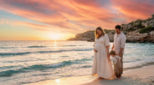 Réussir votre séance photo de grossesse à la plage près de Montpellier Famille sur une plage près de Montpellier au coucher du soleil pour une séance photo de grossesse.